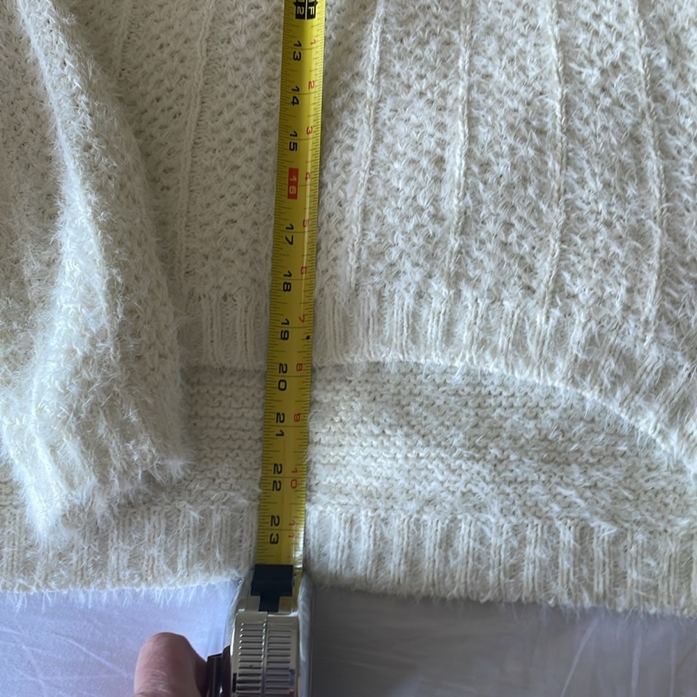 Derek❤️heart white fuzzy sweater. Size large - Picture 8 of 8
